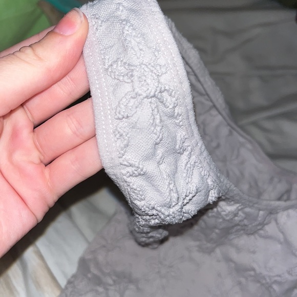 Tank top embroidered with flowers - Picture 3 of 3